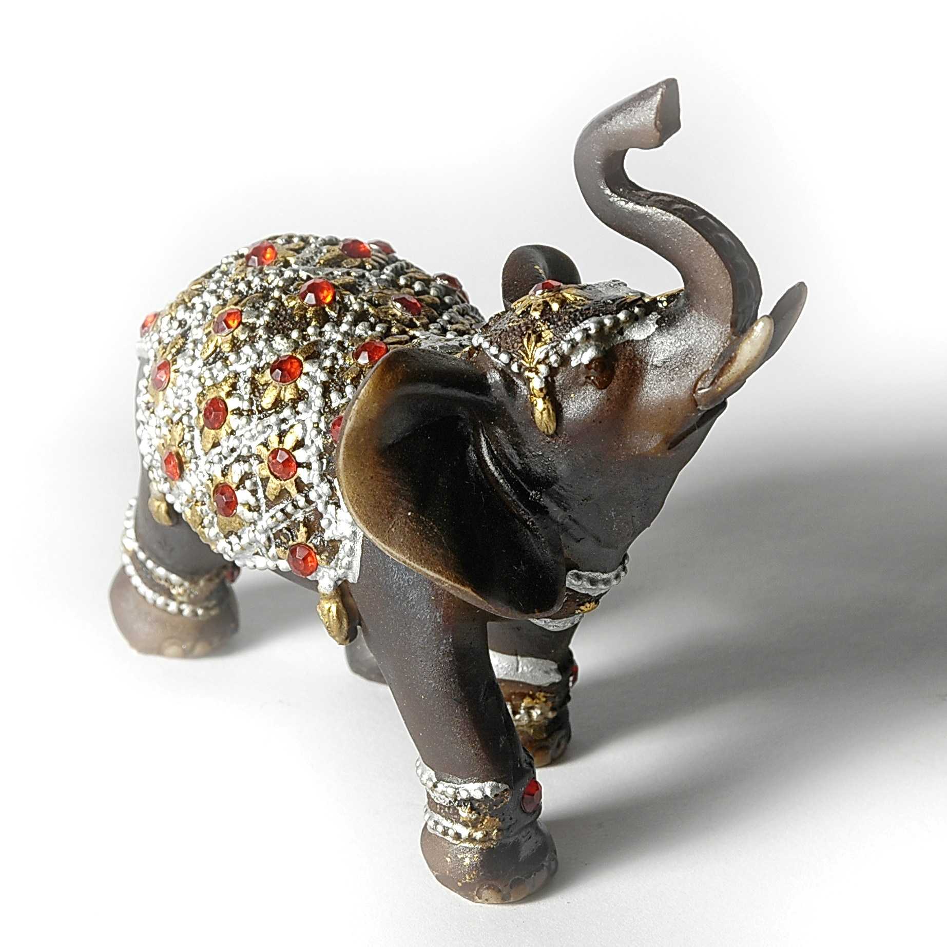 Слон по фен-шуй: значение символа и других животных