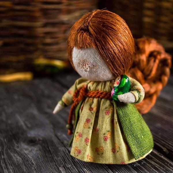 Создаем куколку «на счастье» в традиционной текстильной народной технике.... просто, красиво и быстро!