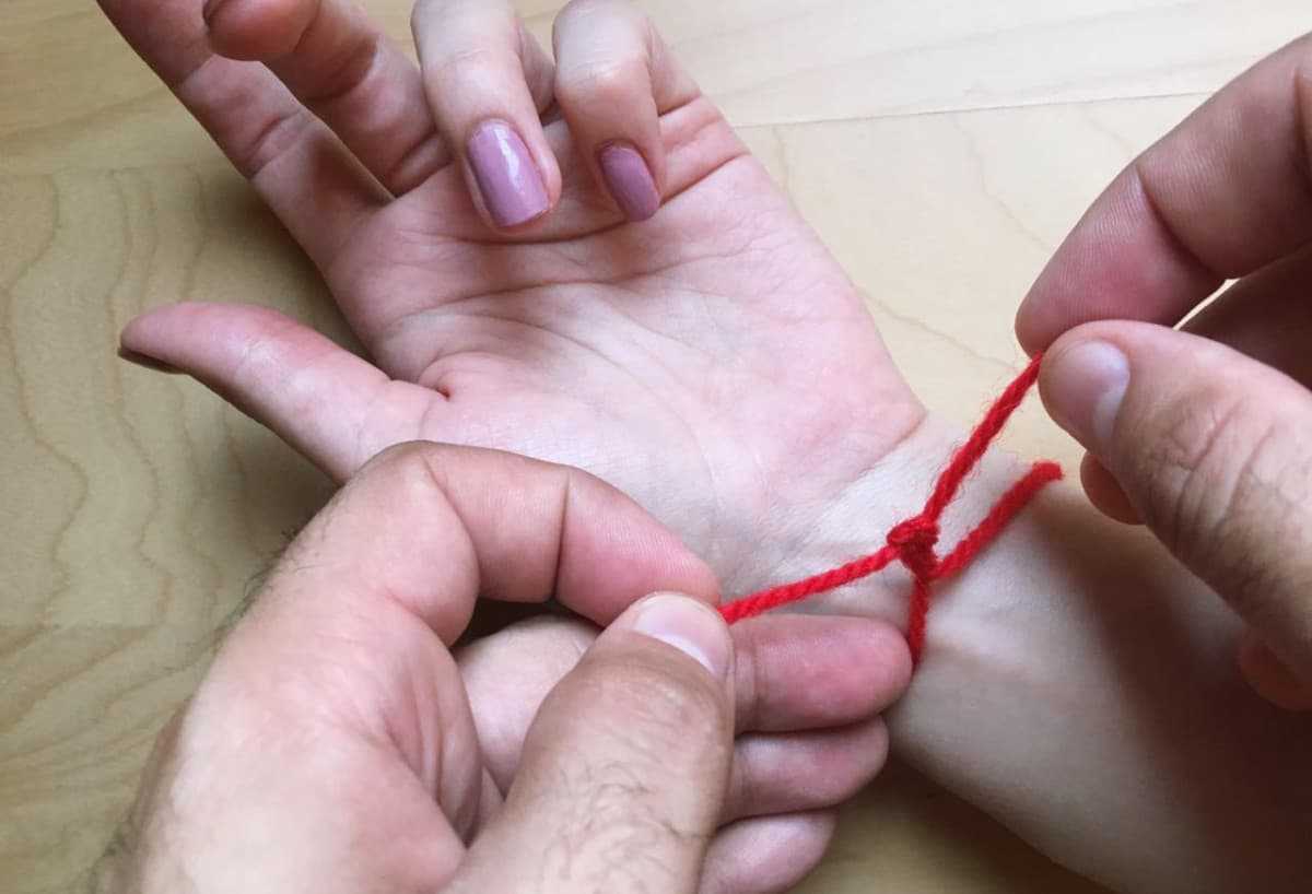 Как правильно завязать красную нить на запястье: на какую руку, сколько узелков