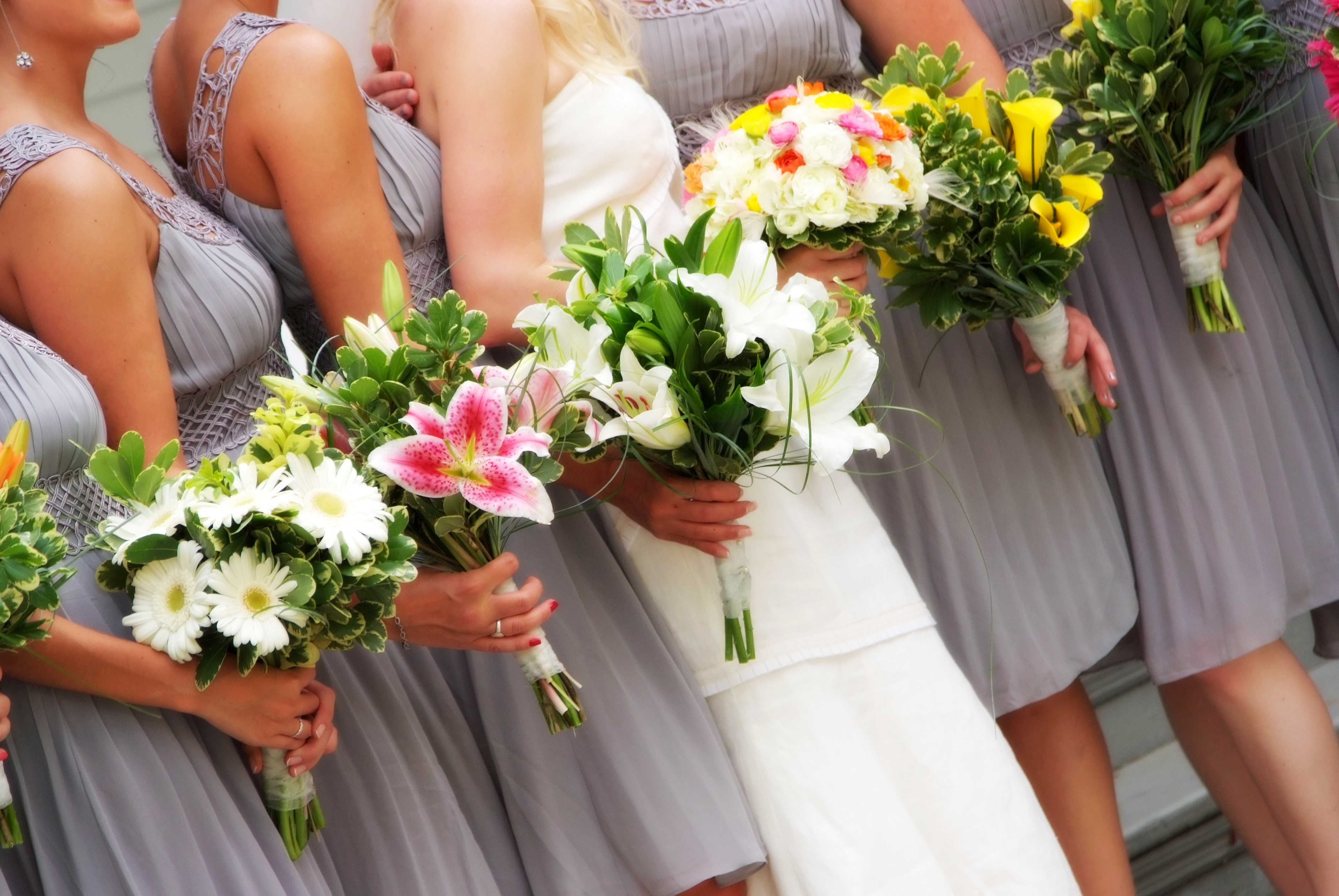 Какие цветы принято дарить на 8. Букет гостя на свадьбу. Букет невесте от гостей. Букет цветов на свадьбу от родителей. Красивые букеты на свадьбу от гостей.