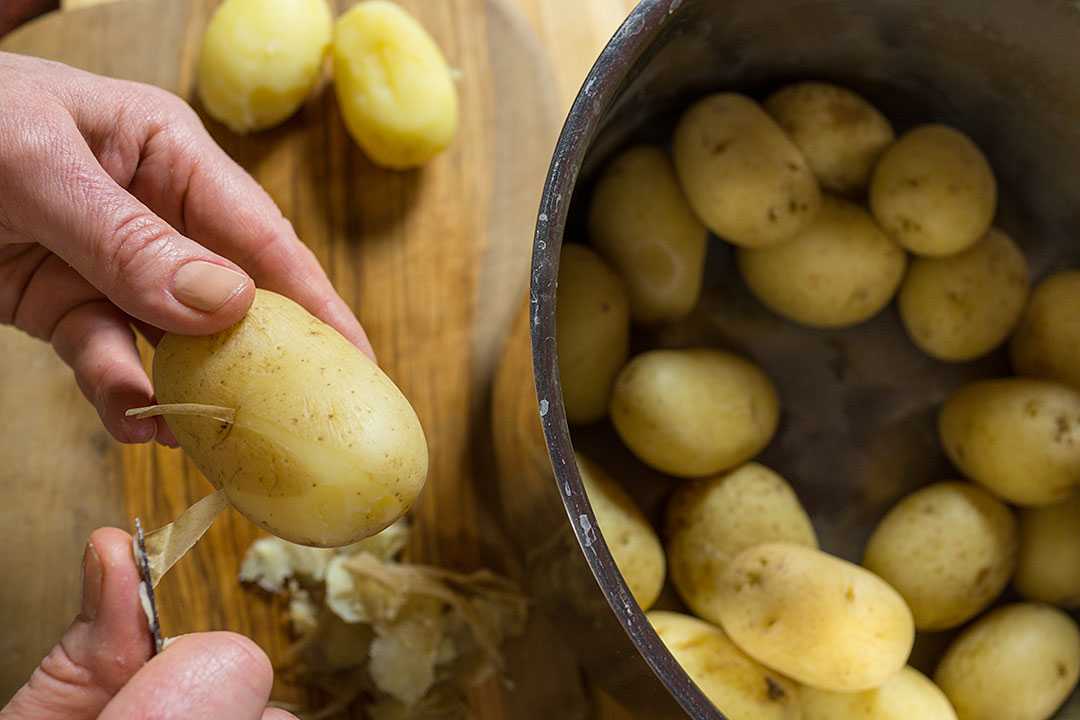 К чему снится чистить картошку сырую женщине