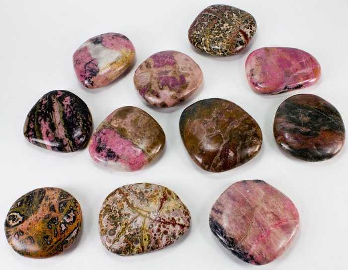 Родонит (орлец) — камень цвета утренней зари