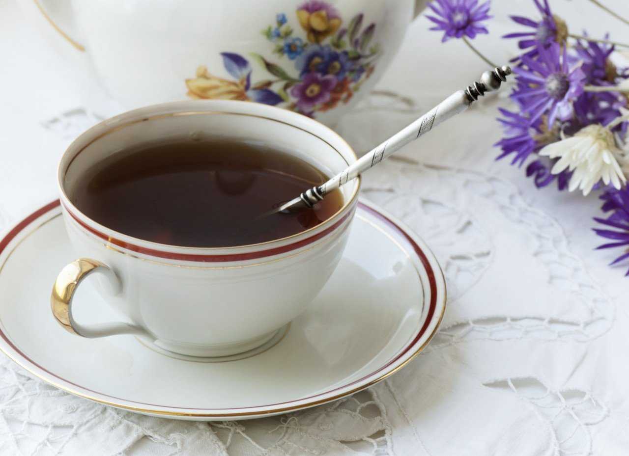 Почему не стоит оставлять ложку в кружке с чаем во время чаепития?: народные приметы о столовом приборе | фэн-шуй и непознанное | школажизни.ру