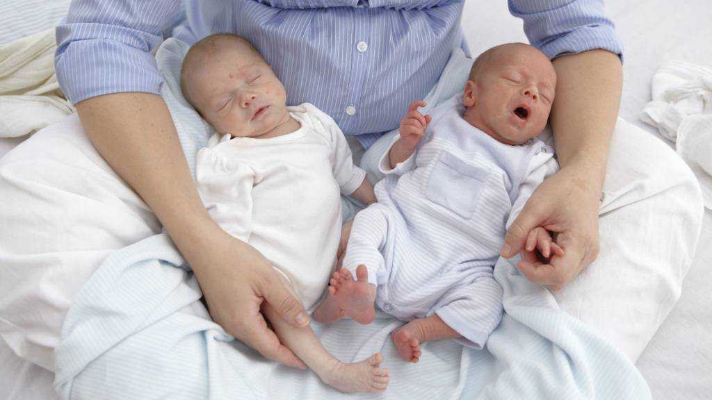 К чему снится грудные дети близнецы