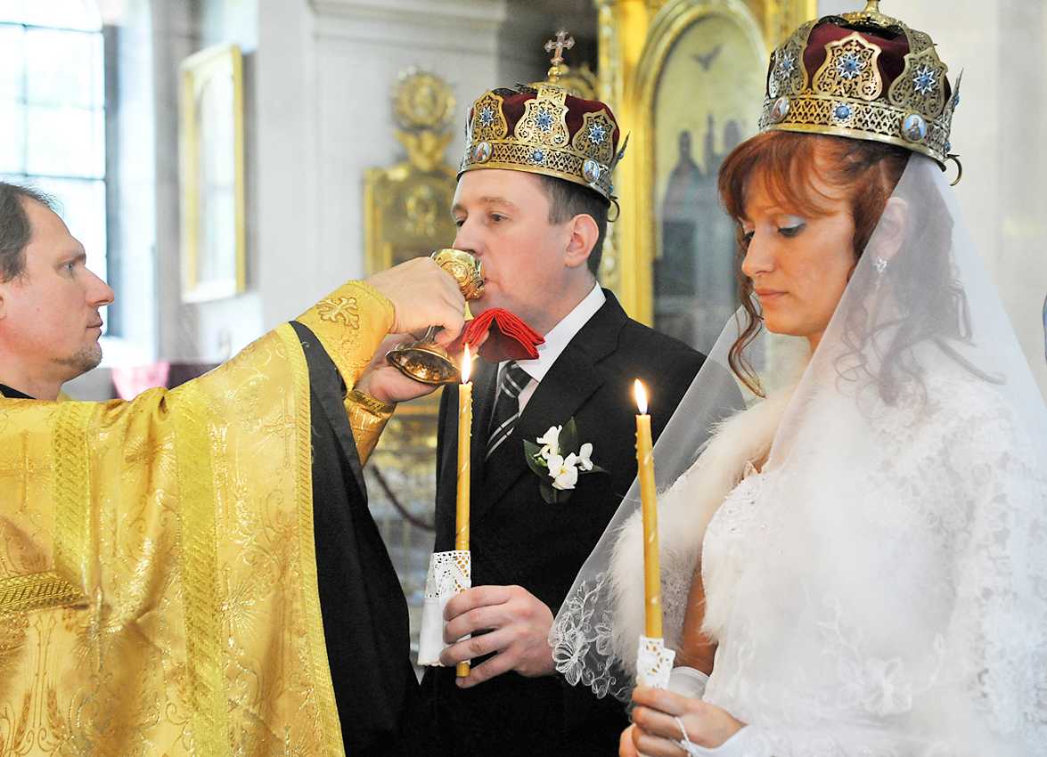 Венчание мужа и жены. Венчание. Обряд венчания. Венчание в церкви. Венчание в христианской церкви.