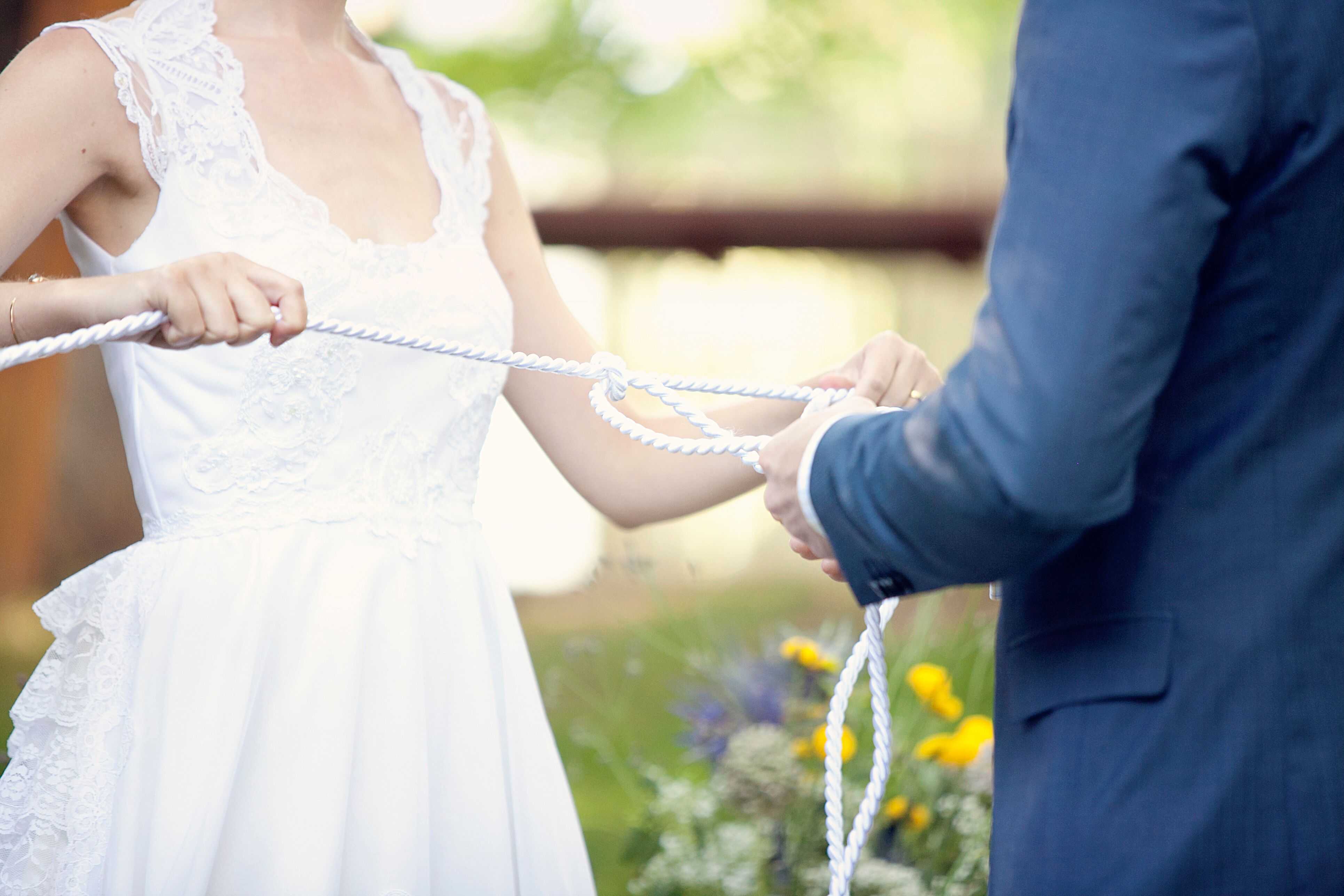 Что делать со свадебным платьем после свадьбы, сохранить, продать, сдать, подарить, красиво уничтожить? свадебные платья после свадьбы приметы и суеверия.