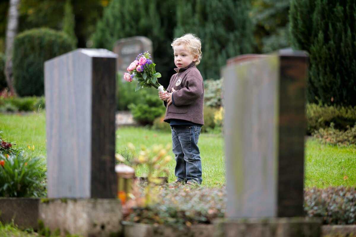 Можно ли брать детей на кладбище? можно ли детям на похороны? такие спорные вопросы: что говорят психологи и священники