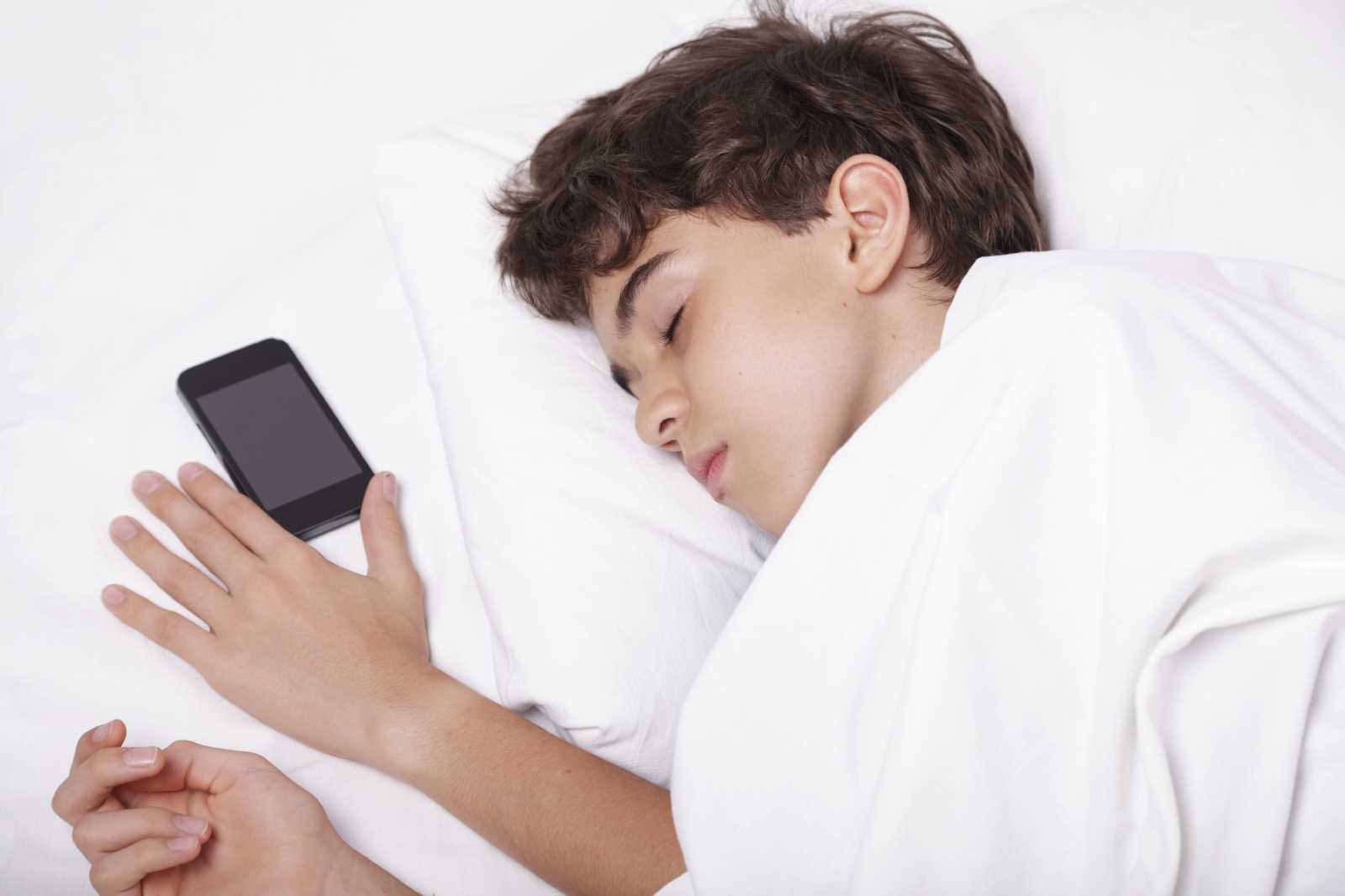 Включи экран спать. Человек с мобильником. Спящий человек с телефоном.