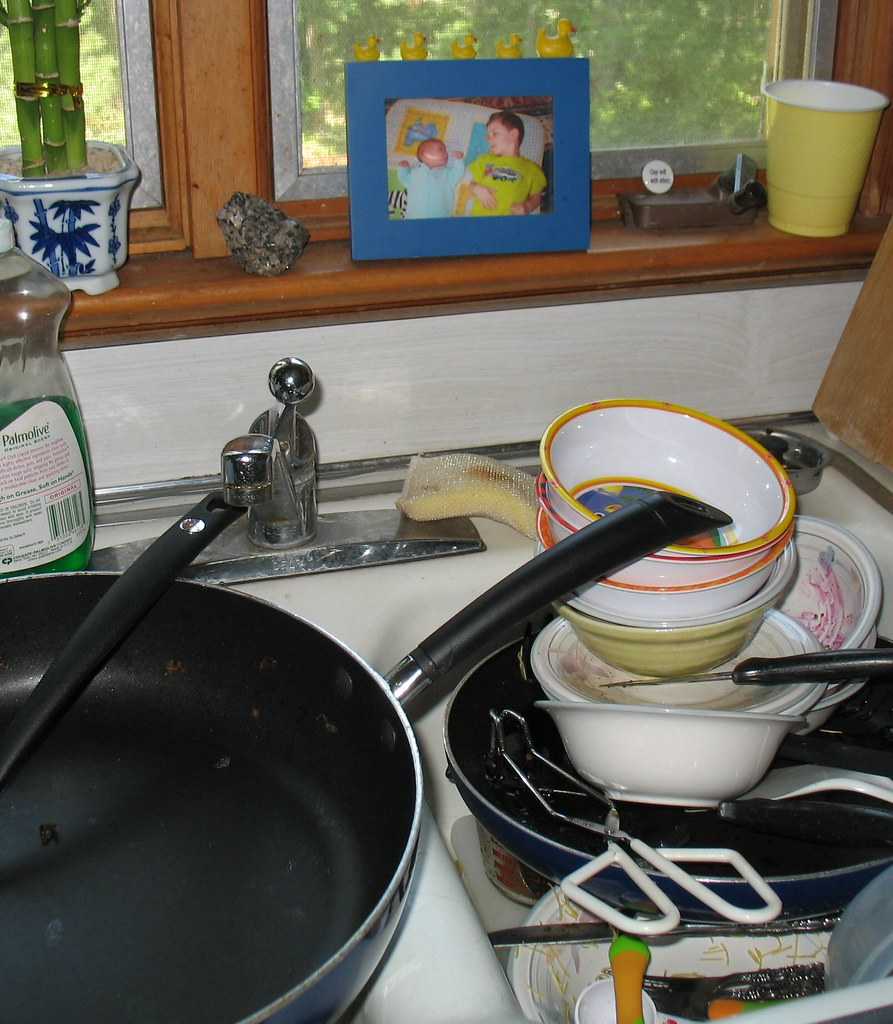 Грязная посуда примета. Грязная посуда. Грязная посуда в раковине. Немытая посуда на ночь. Окошко для грязной посуды.