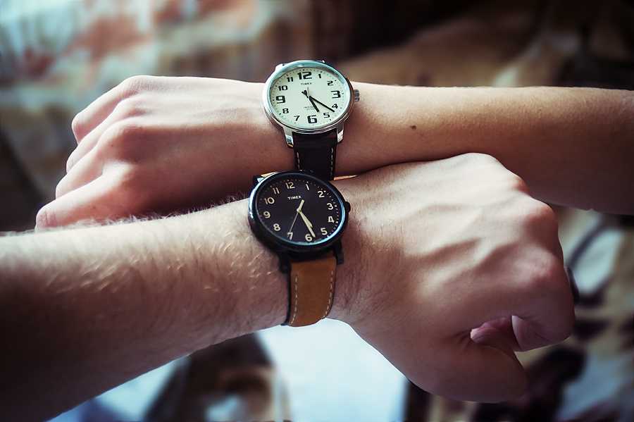Подарили друг другу часы. Часы на руке. Наручные часы в подарок. Наручные часы на руке. Мужская рука с часами.