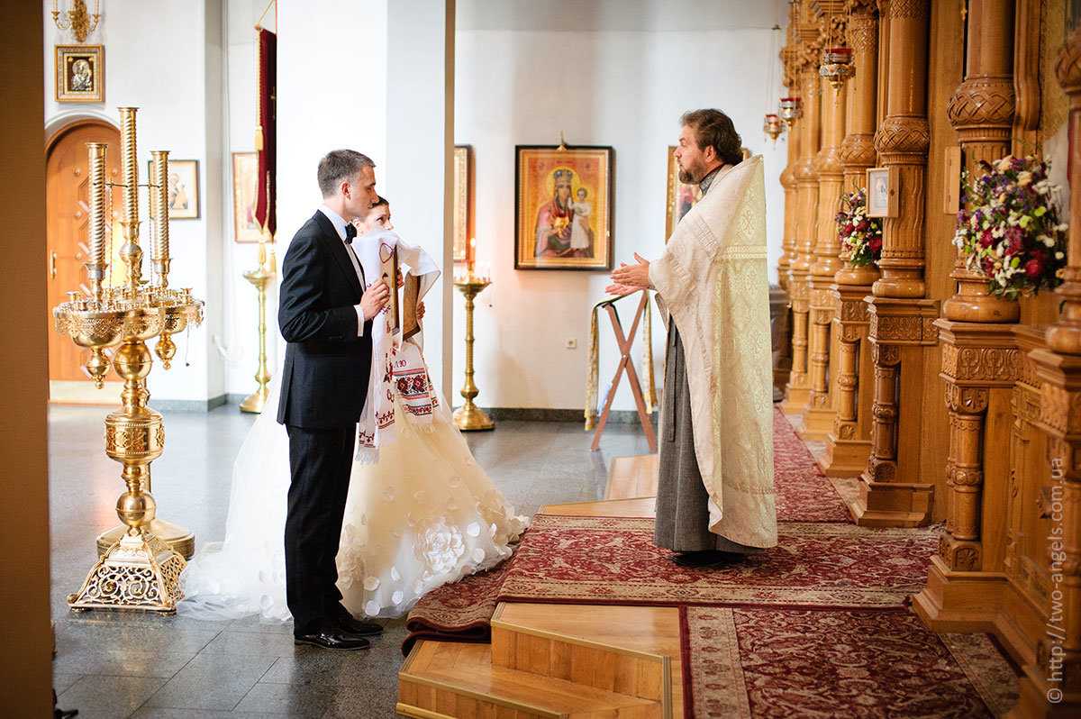 Почему заключение брака в церкви называется венчание. Венчание. Венчание в церкви. Свадьба в храме. Свадебная церемония в церкви.
