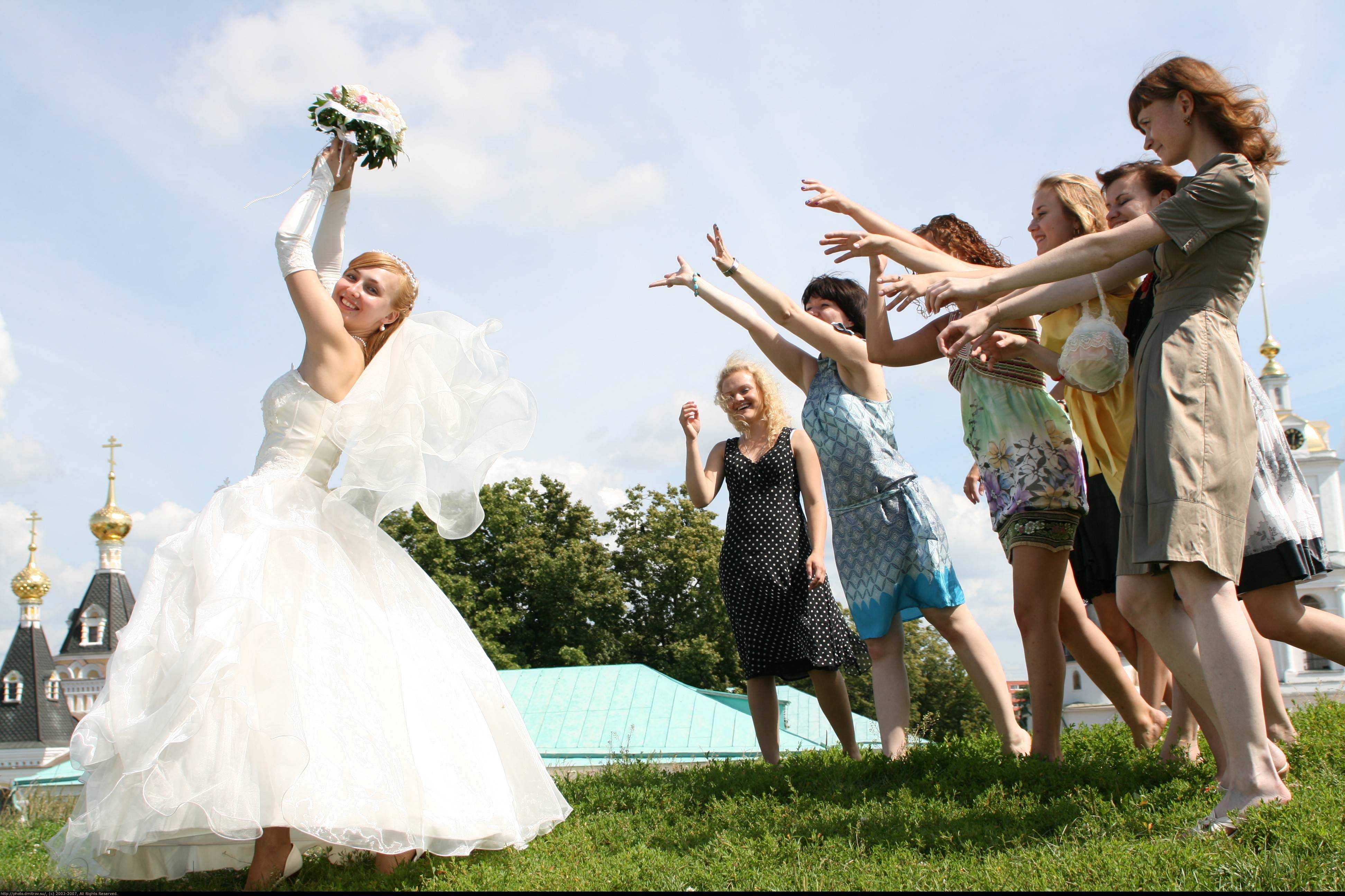 Букет кидать на свадьбу. Невеста бросает букет. Букет невесты для бросания. Невеста кидает букет. Девушка ловит букет невесты.