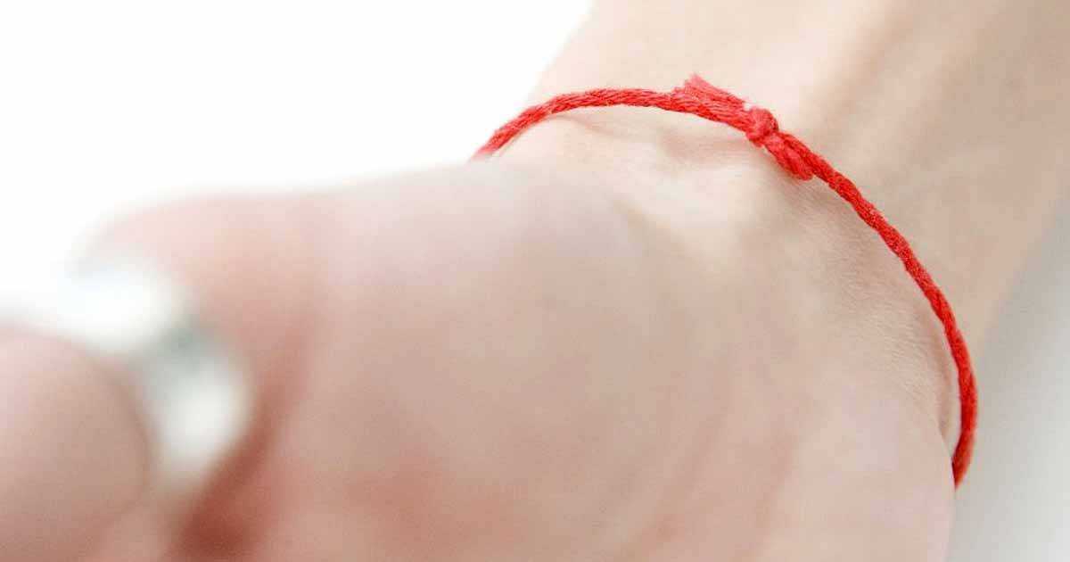 Красная нить на запястье: как правильно завязать и носить