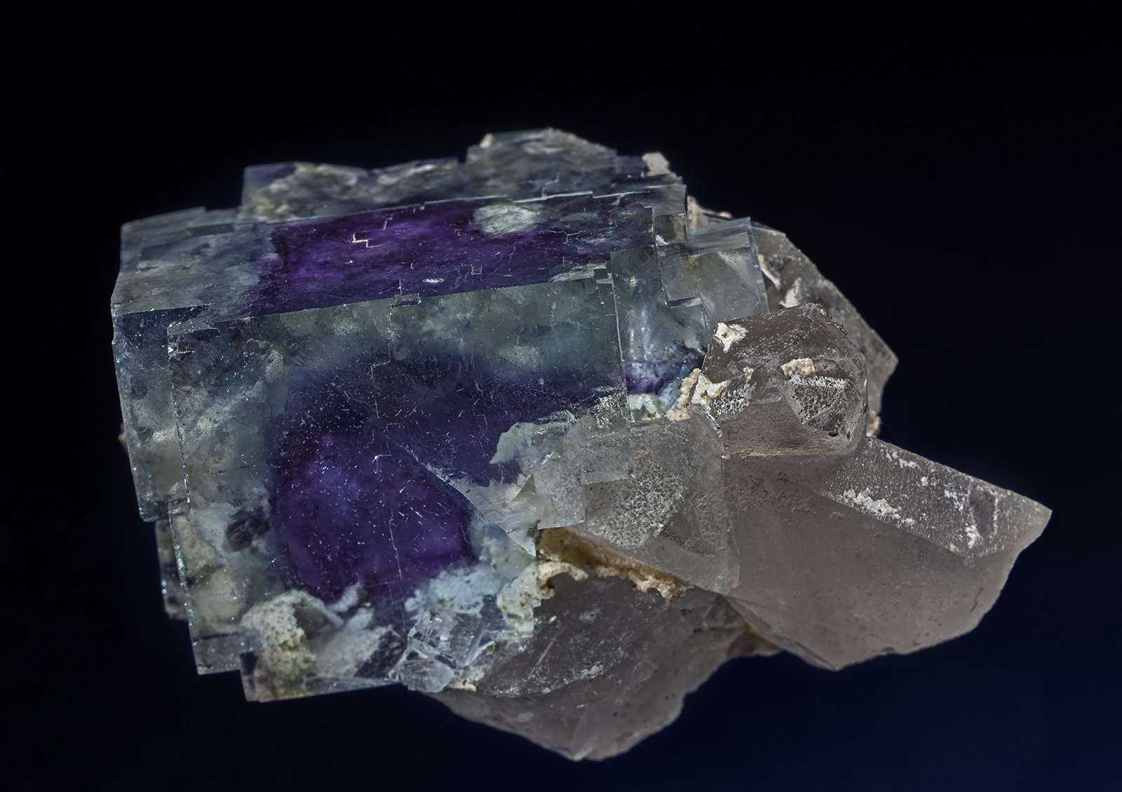 Флюорит: магические свойства камня, кому подходит минерал по гороскопу