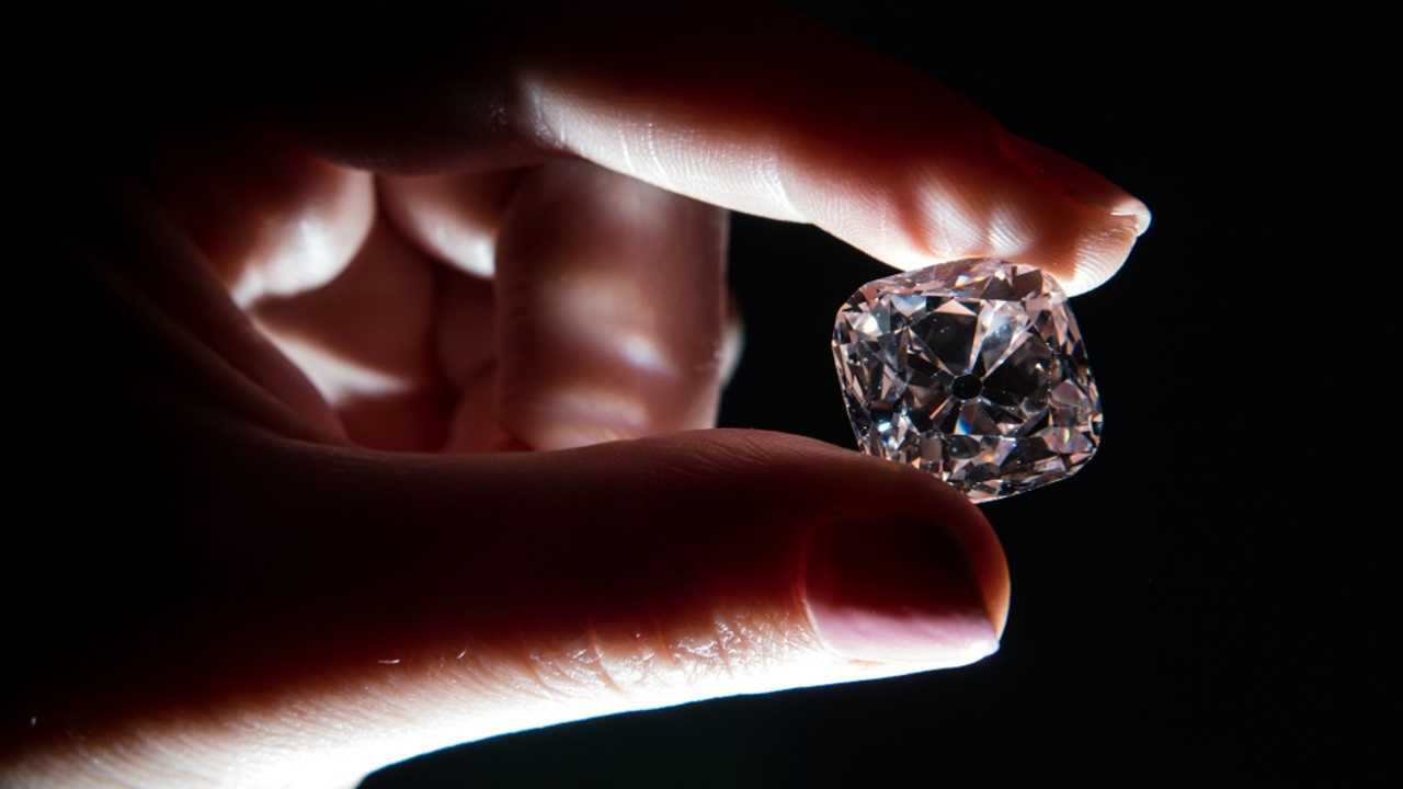 К чему снится видеть россыпь алмазов и собирать их: значение сонников