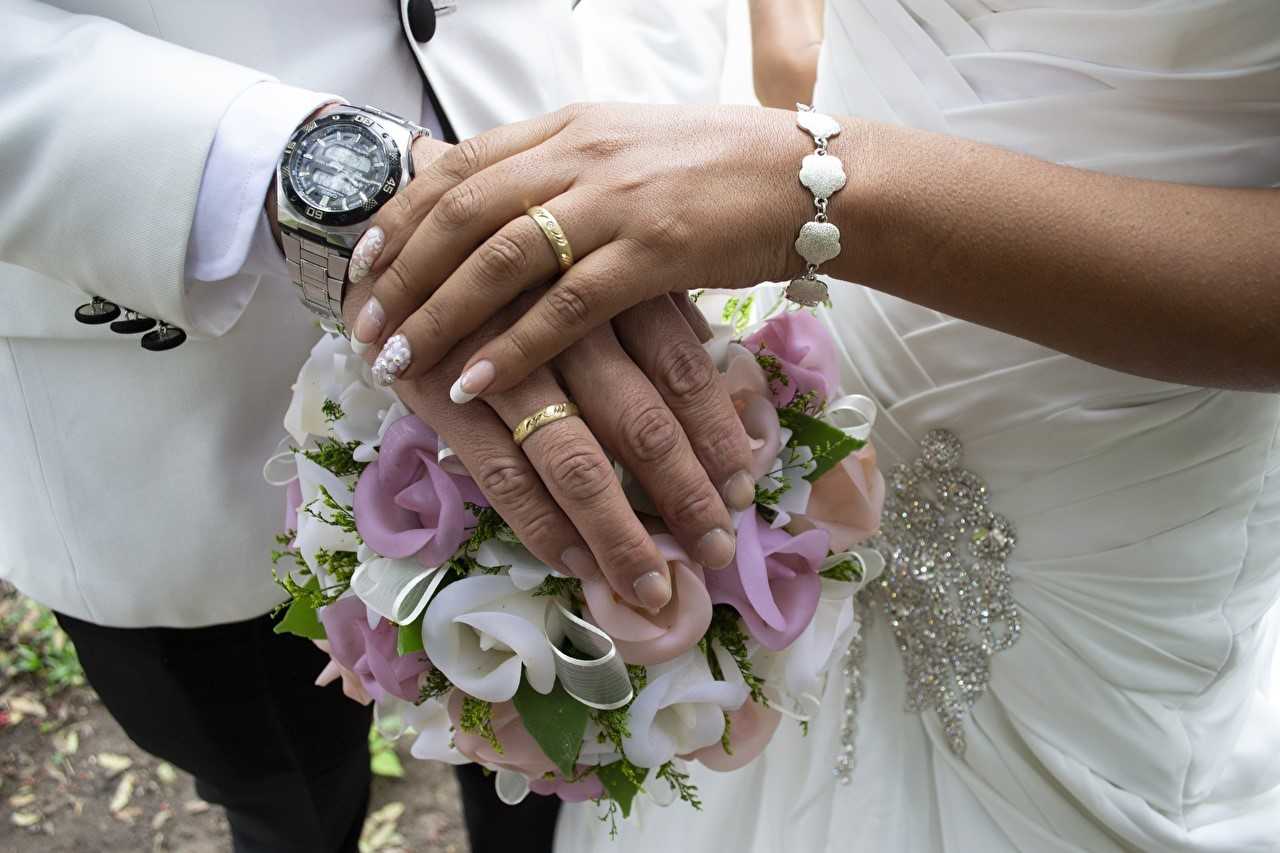 Можно ли носить обручальные кольца до свадьбы: приметы :: syl.ru