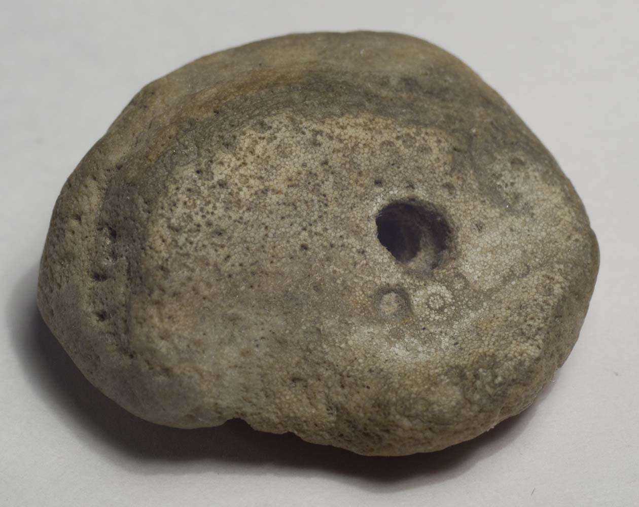 Камень с дырочкой - куриный бог: фото, что означает, как выглядит и где найти? магические свойства