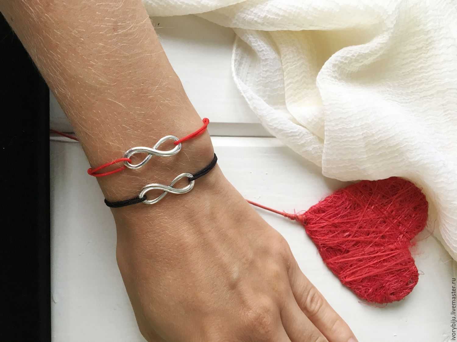 Красная нить: значение оберега, как правильно завязать и на какой руке носить