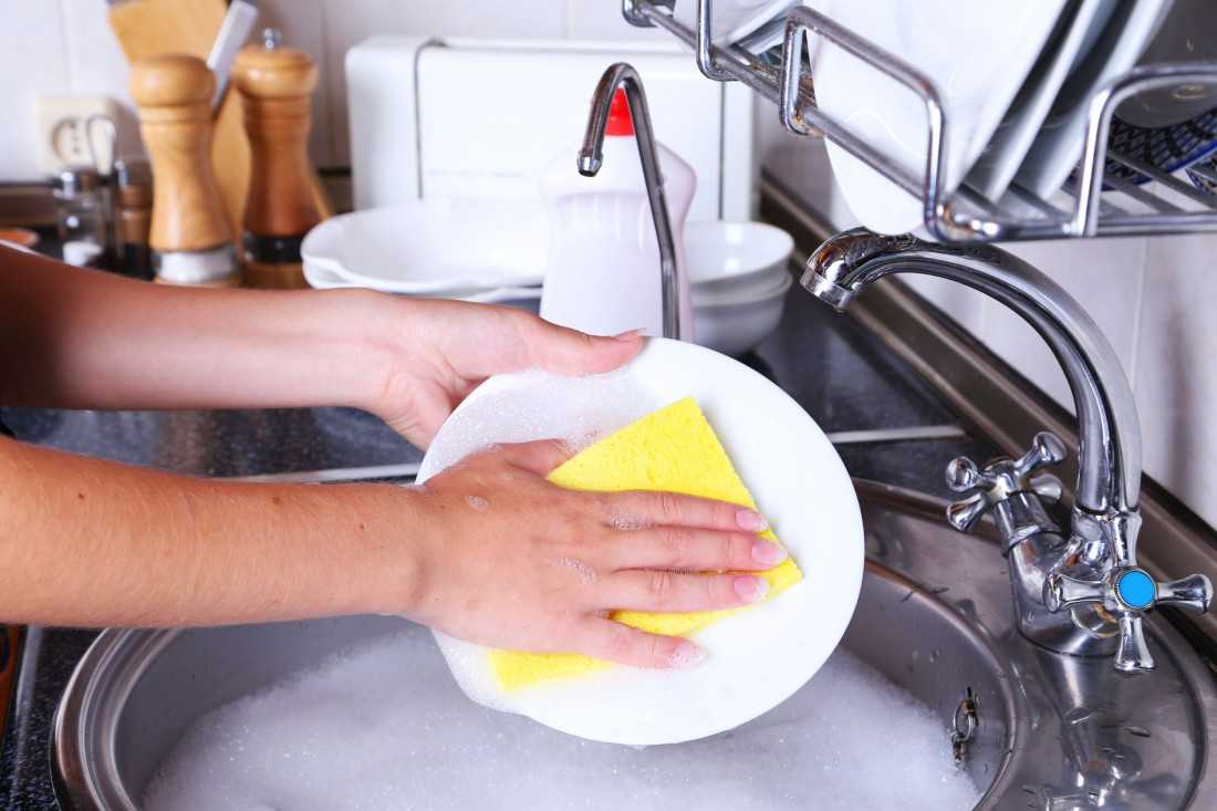 Почему нельзя мыть посуду в гостях: разбираем примету