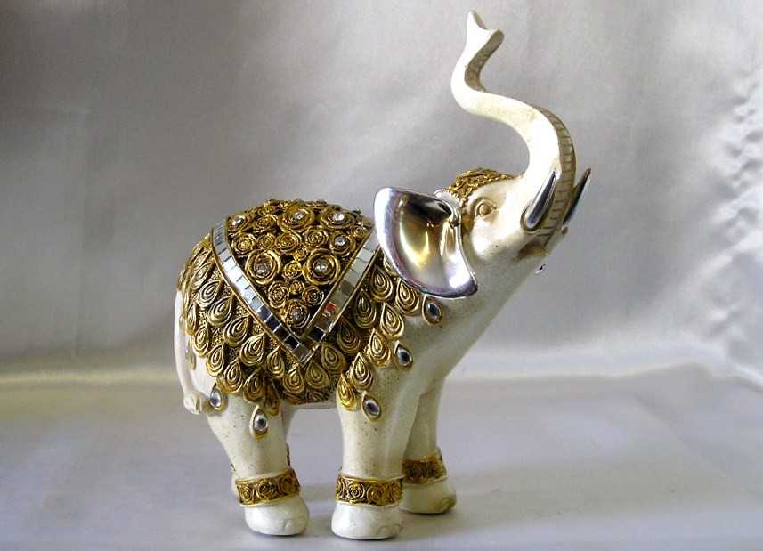 Талисман слон: символ и народные приметы в разных культурах - с поднятым хоботом.